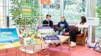 Plusieurs étudiant·e·s échangent sur un canapé