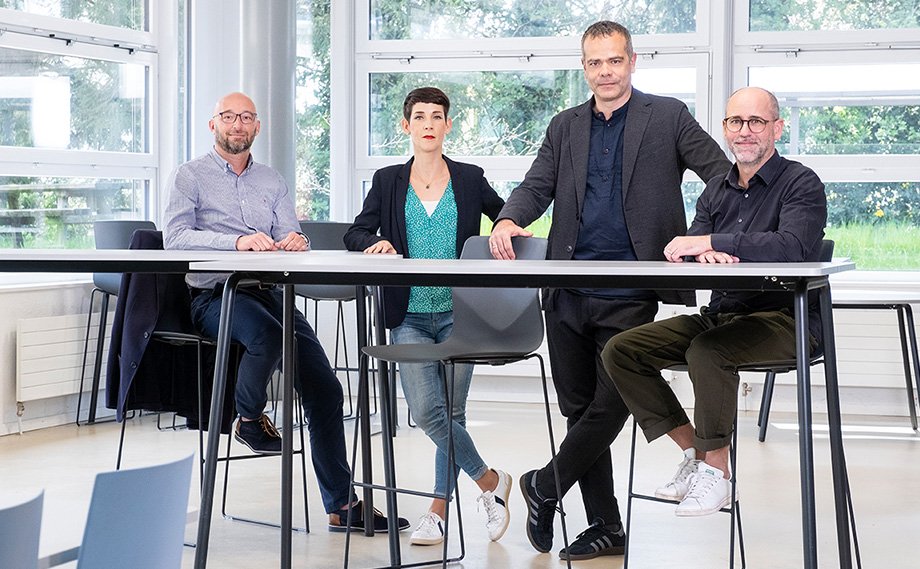 Portait de la Direction derrière une table haute