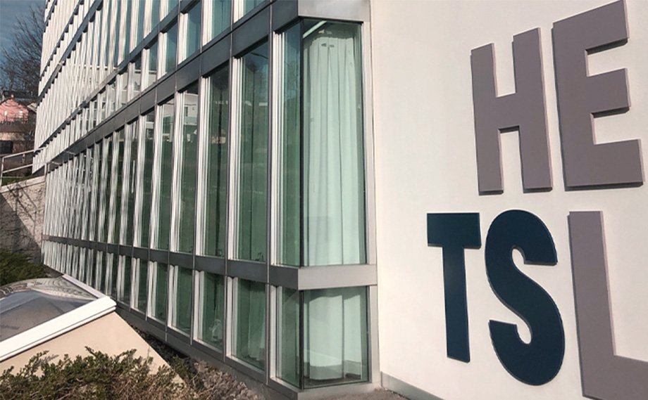 Extérieur de l'école avec le panneau HETSL