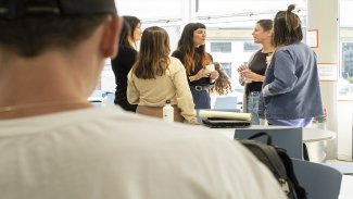 Plusieurs étudiantes debout échangent