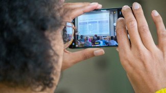 Echange de rires entre plusieurs participants