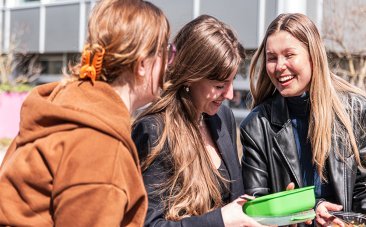 2 étudiant·e·s regardant des dessins affichés sur des panneaux