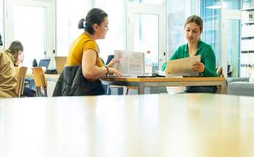 Portait de la Direction derrière une table haute