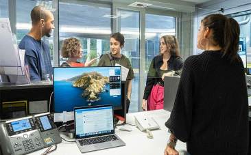 Plusieurs étudiant·e·s échangent sur un canapé