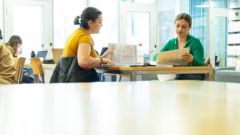 Portait de la Direction derrière une table haute