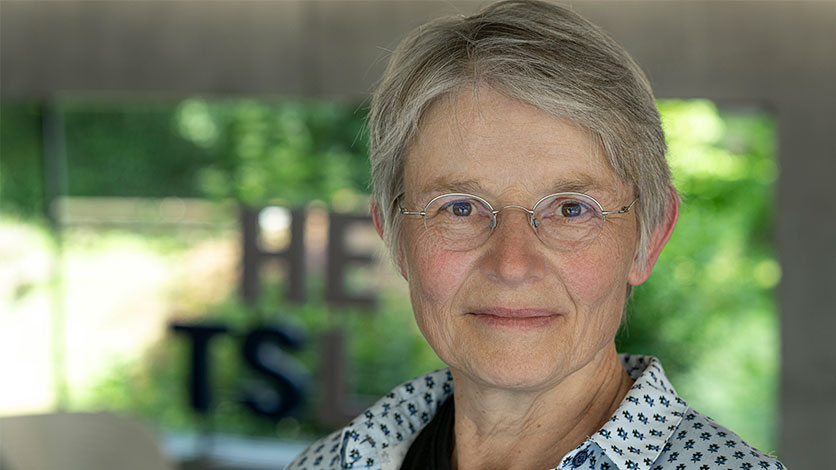 Extérieur de l'école avec le panneau HETSL