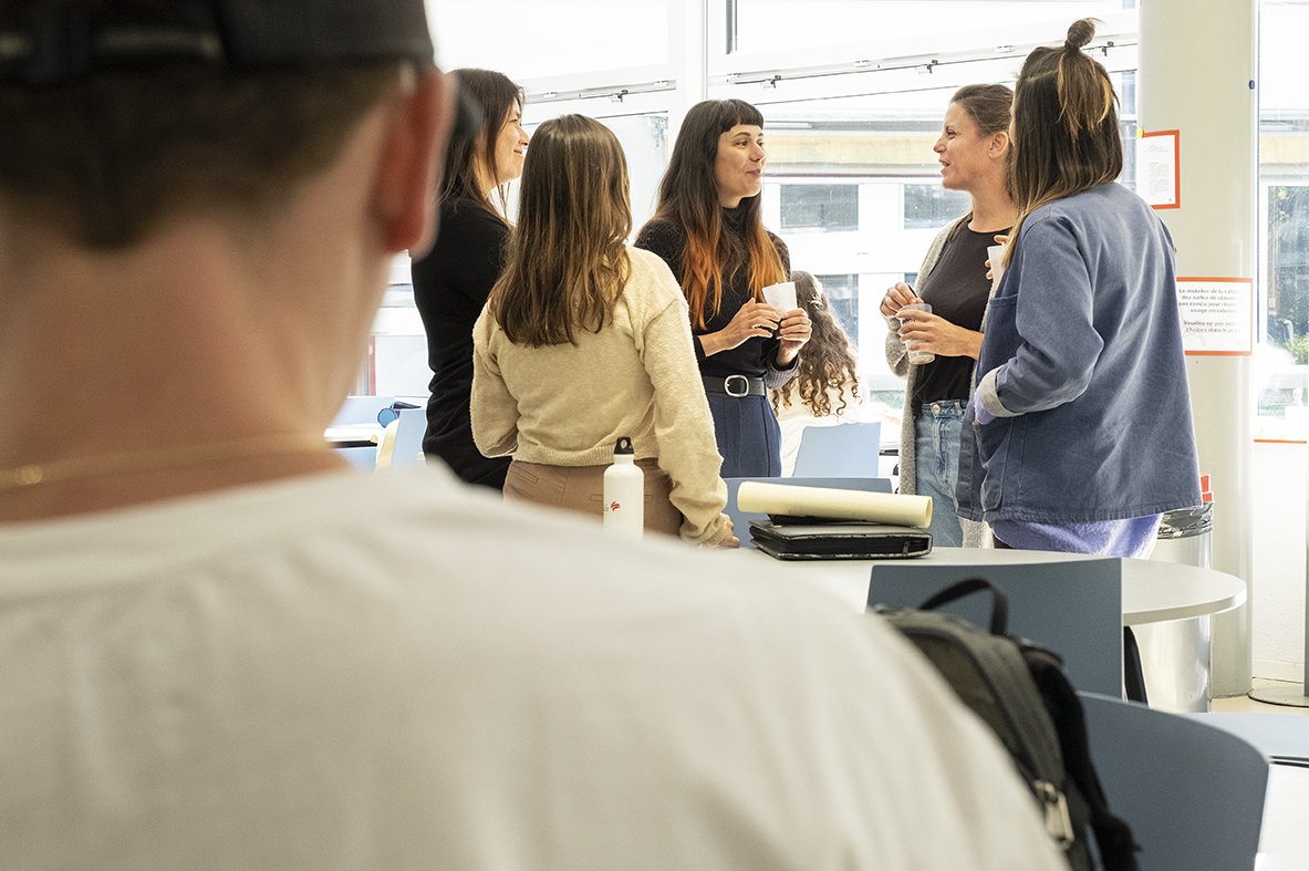 Plusieurs étudiantes debout échangent