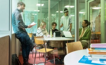 Plusieurs étudiantes debout échangent