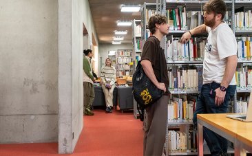 Plusieurs étudiant·es échangent sur un canapé