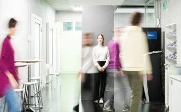 Des personnes dynamiques marchant dans un couloir de l'école