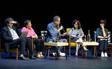 Echange de rires entre plusieurs participants