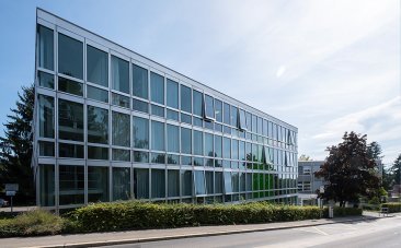 Plusieurs personnes demandant un renseignement à la réception