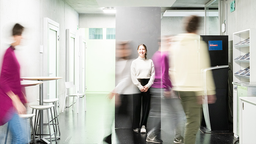 Des personnes dynamiques marchant dans un couloir de l'école
