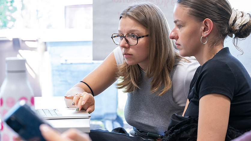 Plusieurs étudiant·es échangent sur un canapé